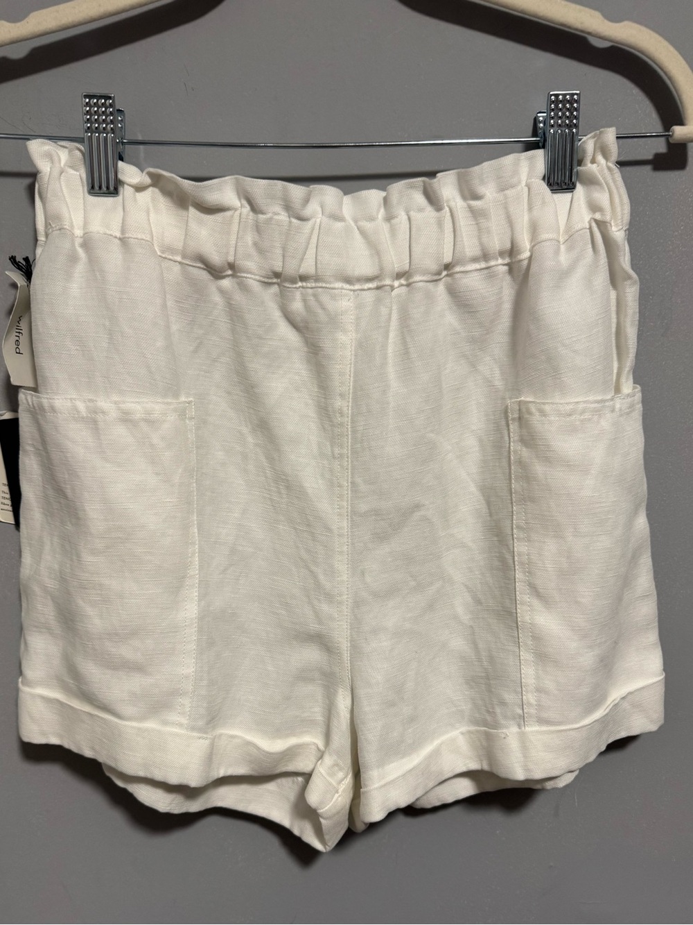 NWT- Wilfred Free- Aritzia- White Harulia Shorts. Linen Blend. Size M
